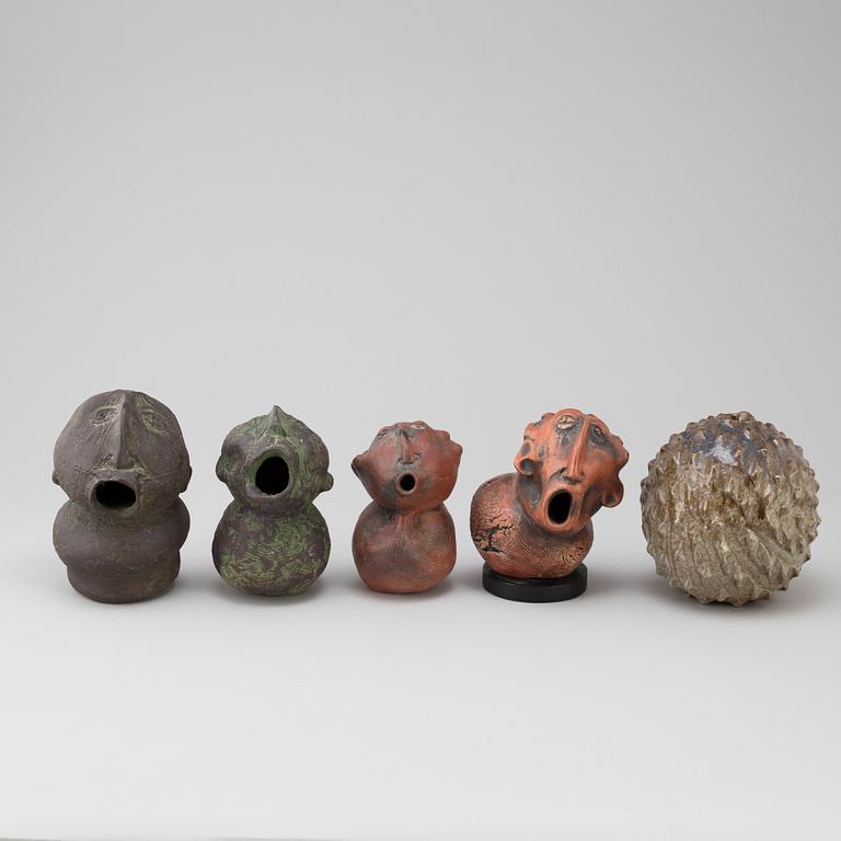 BORIS STOJKOV, skulpturer 4 st + 1 vas, signerade, stengods, Gustavsberg, 1960-/70-tal.