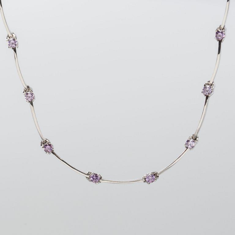 HALSBAND, 18K vitguld med rosa briljantslipade stenar. Vikt ca 17,5 cm.