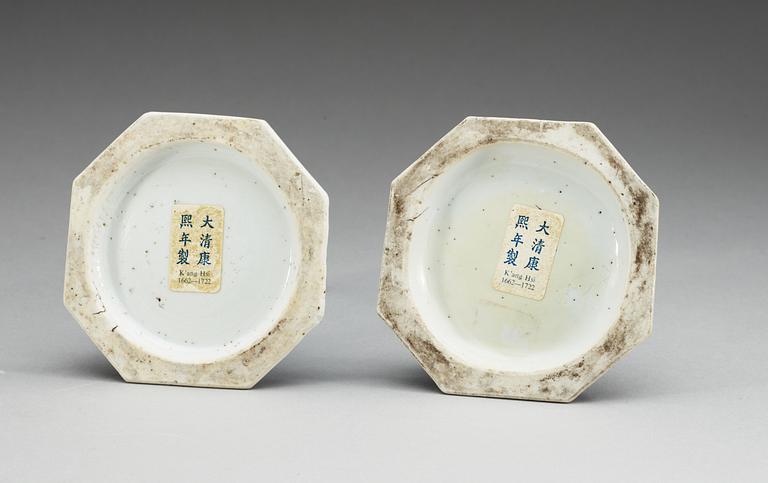 LJUSSTAKAR, ett par, porslin. Qing dynastin,  Kangxi (1662-1722).