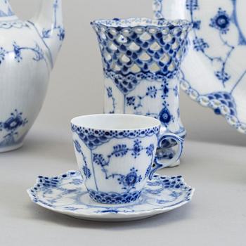 23 PIECES OF ROYAL cOPENHAGEN PORCELAIN.