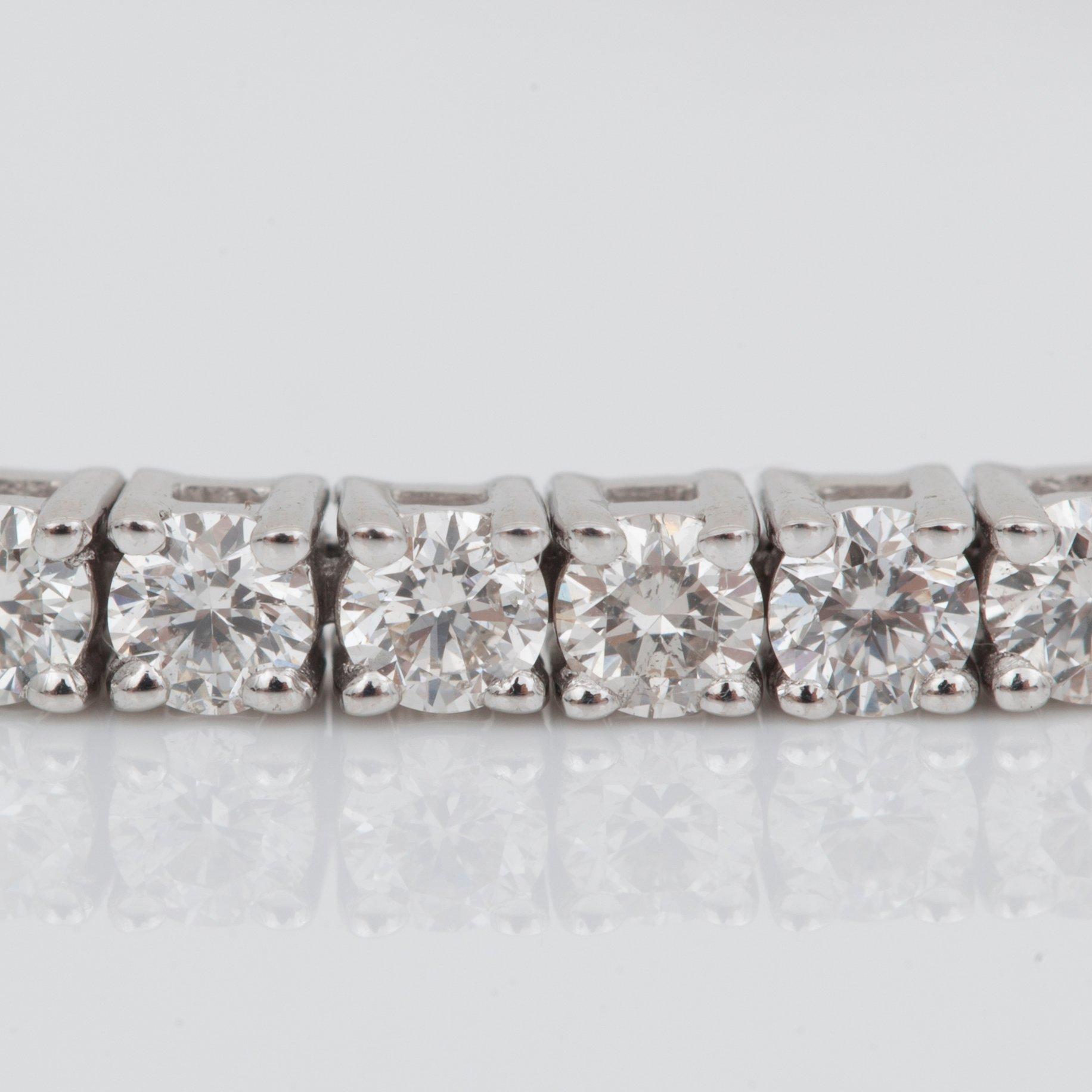 A brilliant-cut diamond bracelet, 3.51 cts in total.