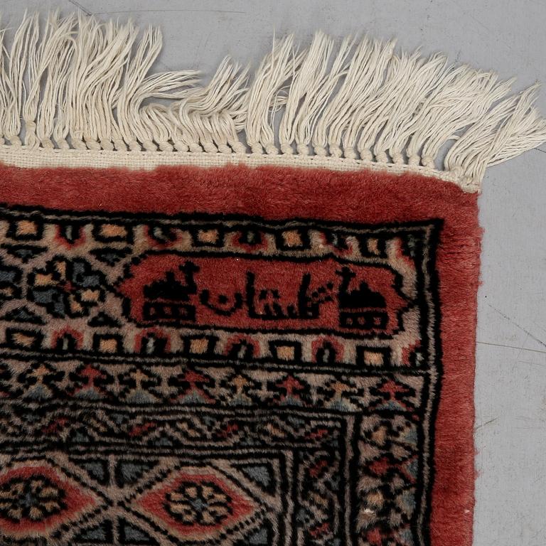 MATTA, troligen Pakistan, old, bär inskripition, ca 210 x 145 cm.