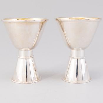 A PAIR OF TAPIO WIRKKALA BEAKERS, silver. Kultakeskus, Finland 1992.