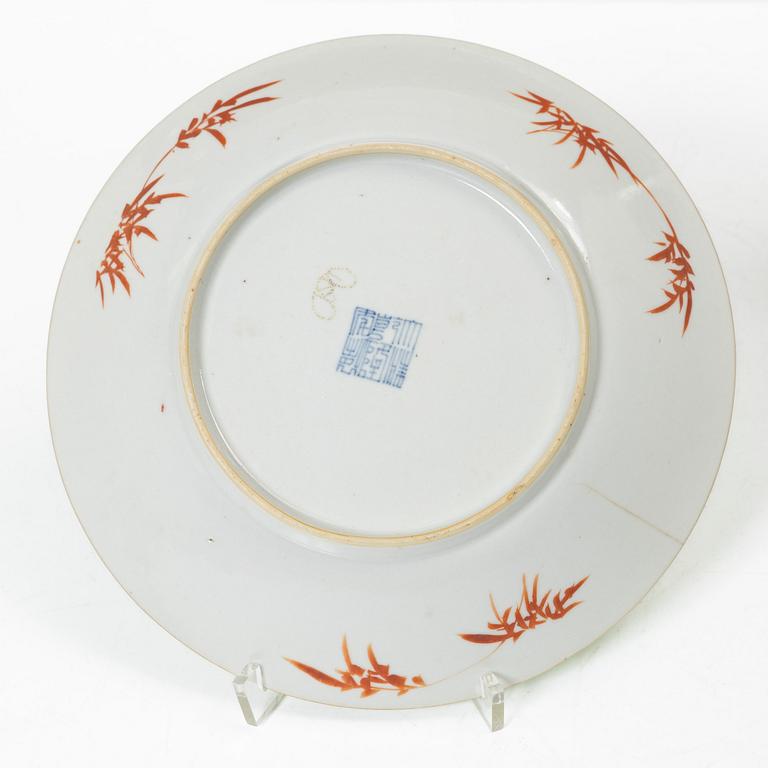 Fat, två stycken, samt lock och skål, porslin. Sen Qingdynasti.