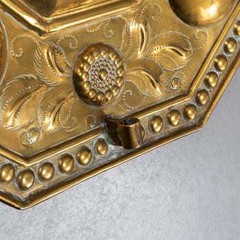 A PAIR OF 18TH CENTURY BRASS WALL SCONCES.