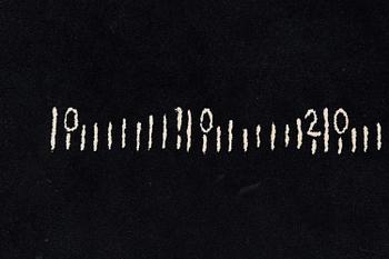 Eileen Gray, matta, "Centimètre", Black board rug, Handtuftad, 246,5 x 228,5 cm, Efter design av Eileen Gray.
