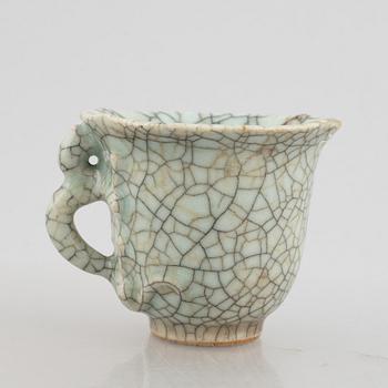 A Chinese ge glazed stoneware cup with dragon, Qing dynasty, 18th century.