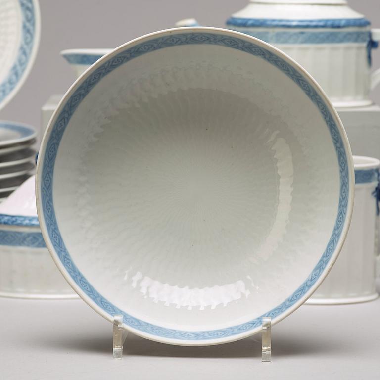 A Royal Copenhagen 'Blå Vifte' tea service, Denmark, 20th Centruy. (26 pieces).