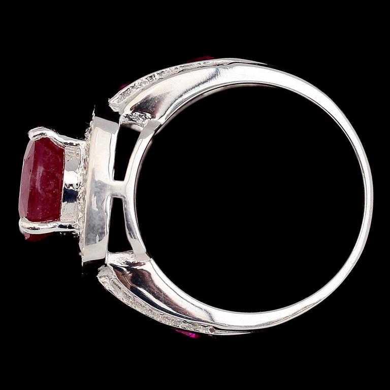 RING, vitguldspläterat sterlingsilver, rubin ca 4.95 ct, vita safirer tot ca 0.30 ct, mindre rubiner tot ca 0.90 ct.