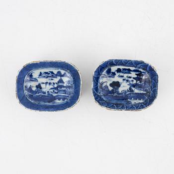 A pair of Chinese blue and white exportporcelain salt cellars, Qing dynasty, 19th century.