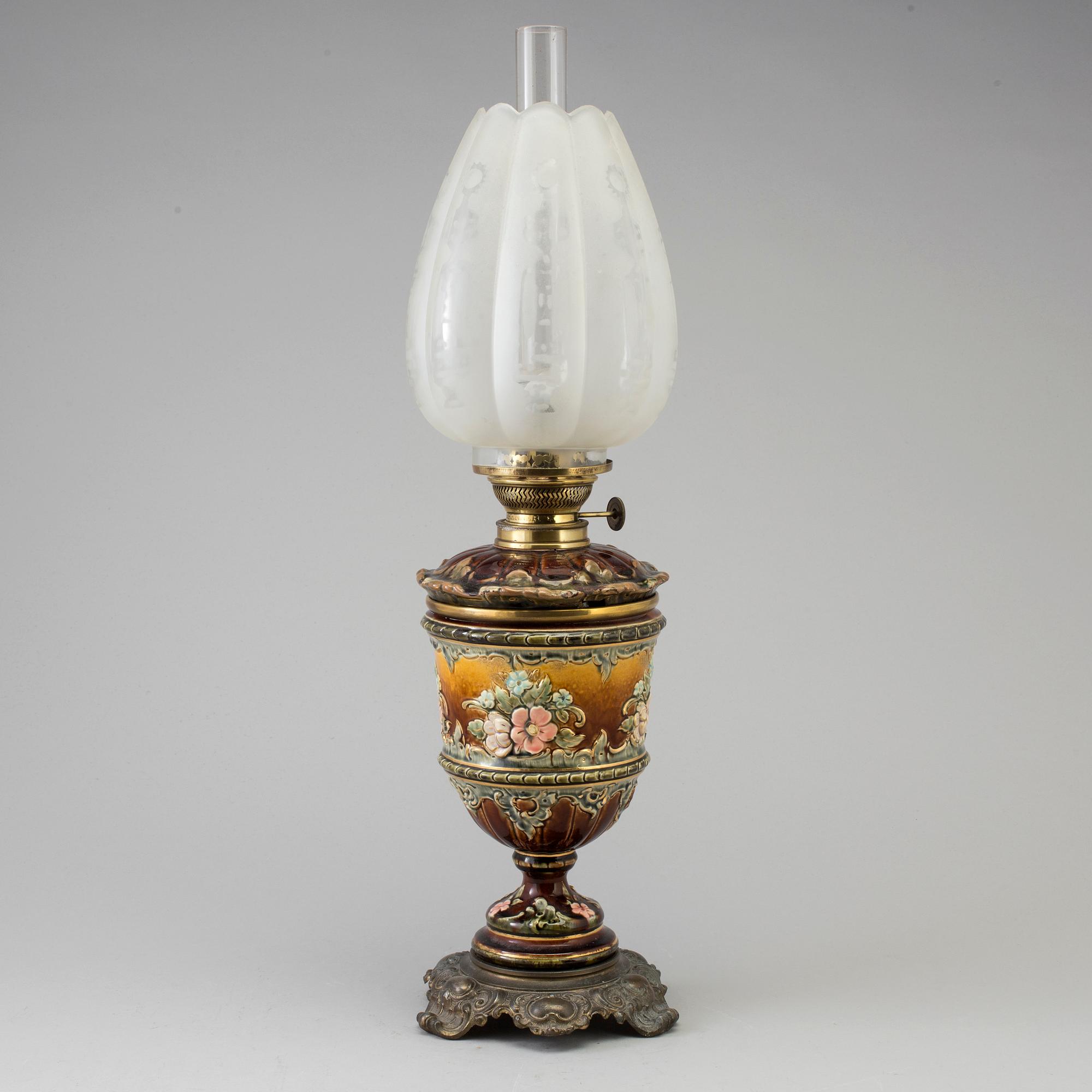 FOTOGENLAMPA, majolika, omkring 1900.