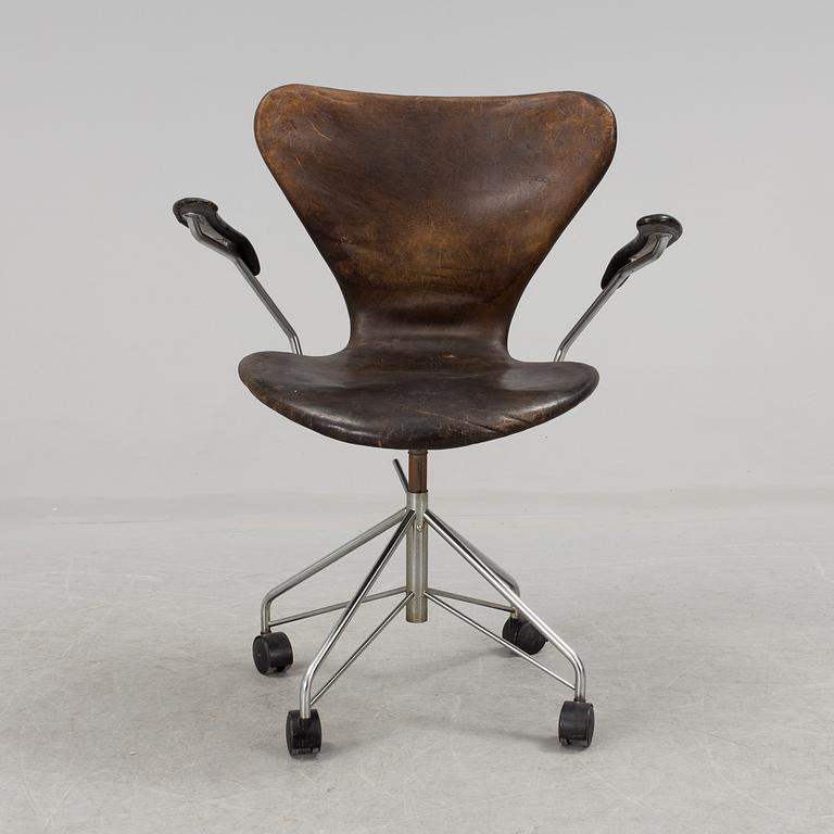 ARNE JACOBSEN, a dark brown leather "Sjuan" writing desk armchair from 1971 for Fritz Hansen, Denmark.