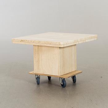 A MARBLE TOP COFFEE TABLE.