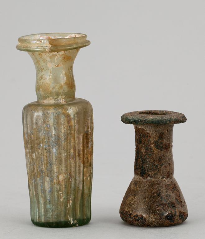 PARFYMGLAS, 2 st, glas, romersk tid, Medelhavsområdet. Troligen de första århundradena e Kr.