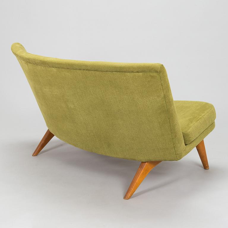 Carl Gustaf Hiort af Ornäs, sohva, "Kim", Puunveisto Oy - Träsnideri Ab, 1940-luvun puoliväli.
