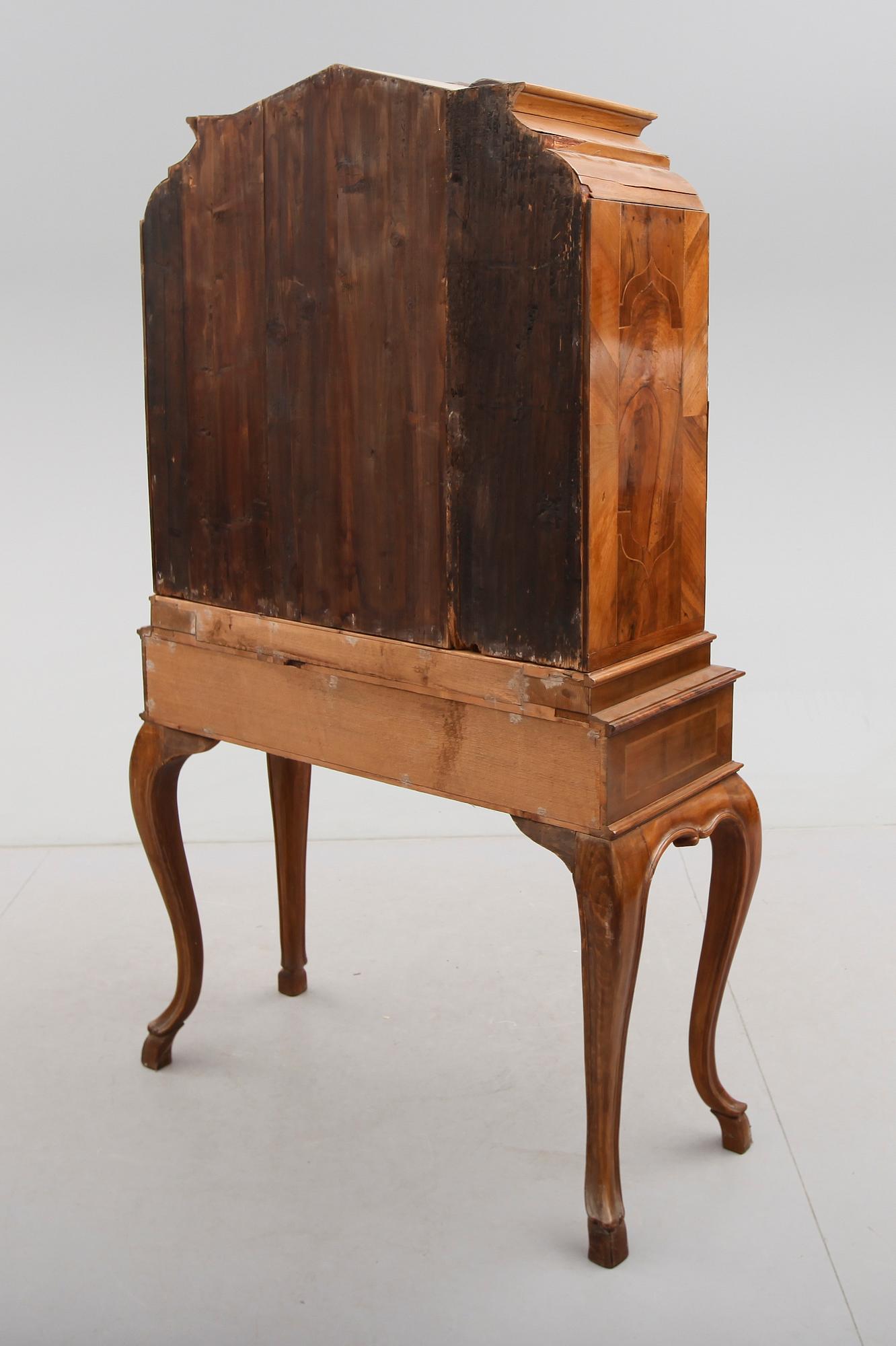 SKÅP PÅ BENSTÄLLNING, delvis rokoko, Sydeuropa, 1700-/1900-tal.