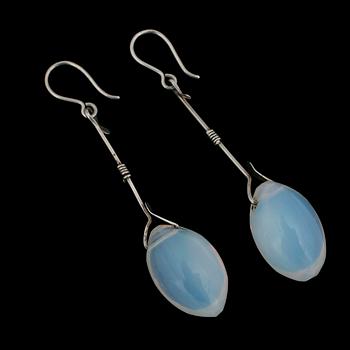 ÖRHÄNGEN, ett par, silver samt månsten, Torun Bülow Hube.