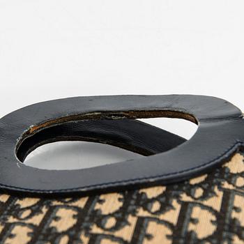 Christian Dior, paraply, clutch, scarf.