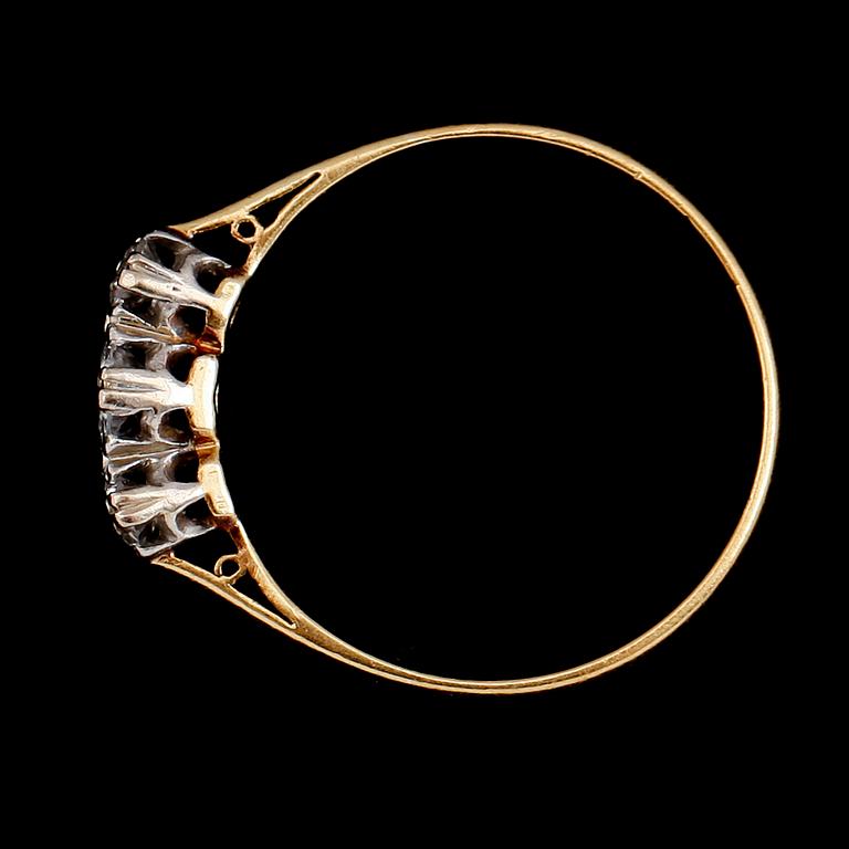 RING, 18 k guld och platina, med 3 briljantslipade diamanter, England. Vikt ca 2 gram.