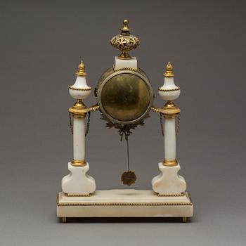 BORDSPENDYL, v Michel-Francois Piolaine (mästare i Paris 1787). Frankrike, Louis XVI, omkring 1800.