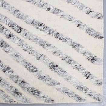 A CARPET, flat weave, with knoted detalis in relief, ca 300 x 240 cm.