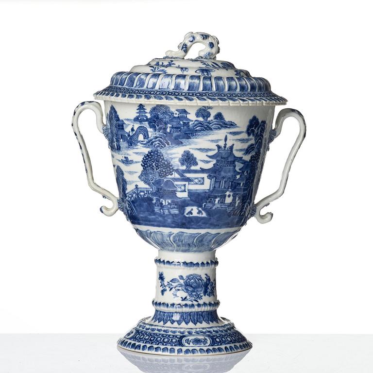 Pokal med lock, porslin. Qingdynastin, Qianlong (1736-95).