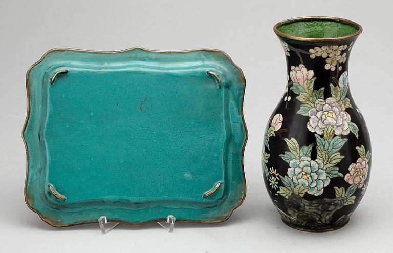 VAS samt bricka, cloisonne, Japan, 1900-tal.