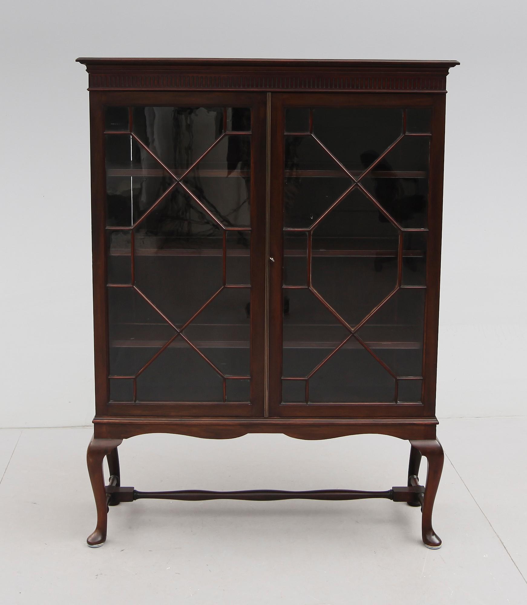 VITRINSKÅP, England, 1900-talets första hälft.