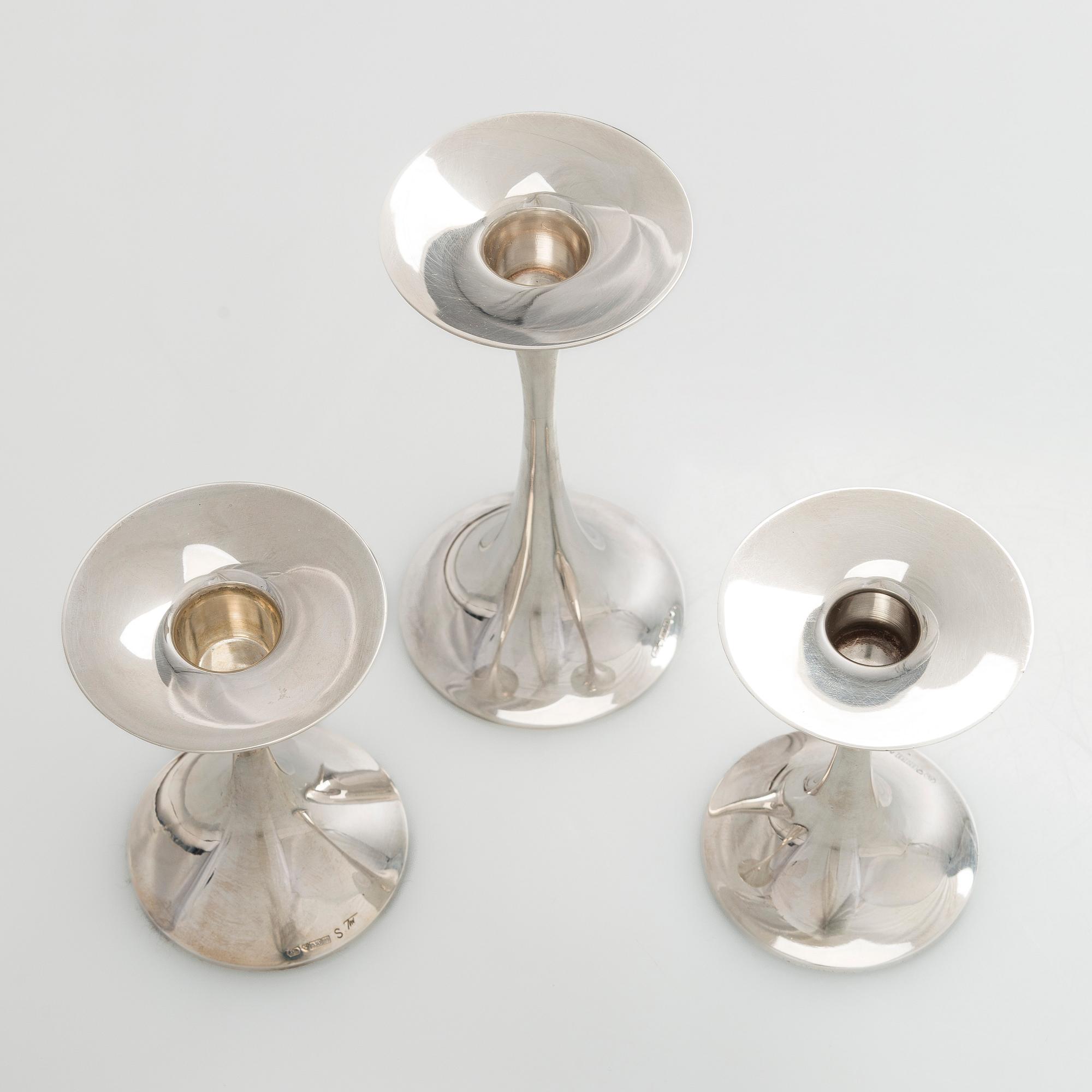 Tapio Wirkkala, kynttilänjalkoja, 3 kpl, hopeaa, "Trumpetti", Kultakeskus, Hämeenlinna 1988-2003.