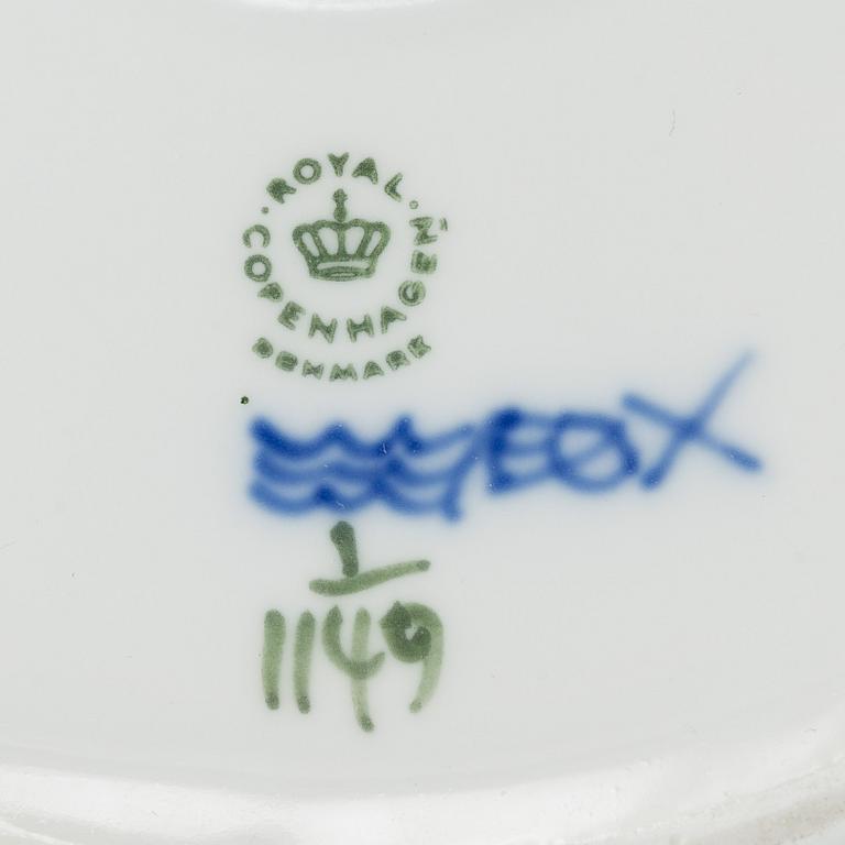 ROYAL COPENHAGEN, a Musselmalet porcelaine service, 69 psc, most full lace.