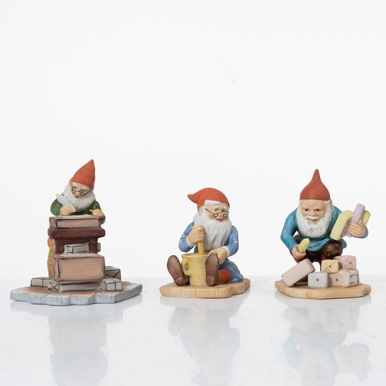 Jenny Nyström, efter, figuriner, 16 st, porslin, för Kalmar Läns museum.