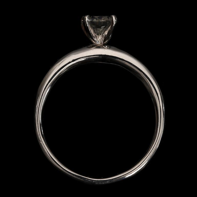 RING, 14k vitguld med briljantslipade diamanter tot ca 0,9 ct. Vikt 4,1 g.
