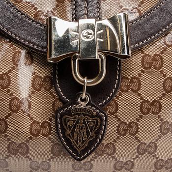 LAUKKU, Gucci.