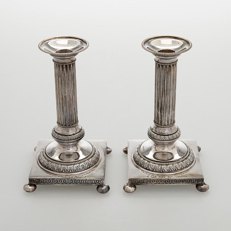 Ljusstakar, ett par, silver, Kultateollisuus, Åbo 1965 och 1970.