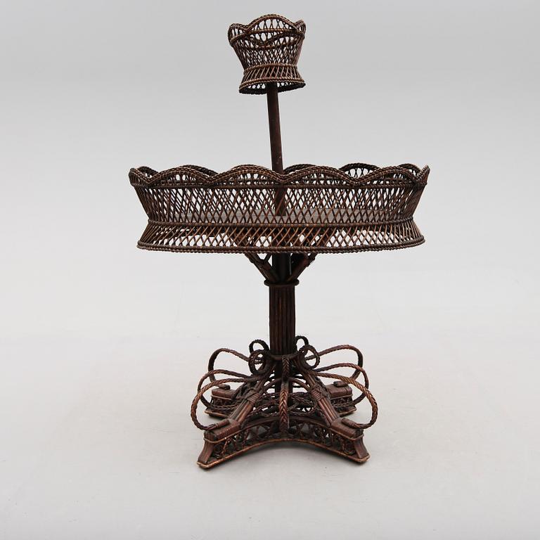 BLOMBORD, korgarbete, sent 1800-tal.