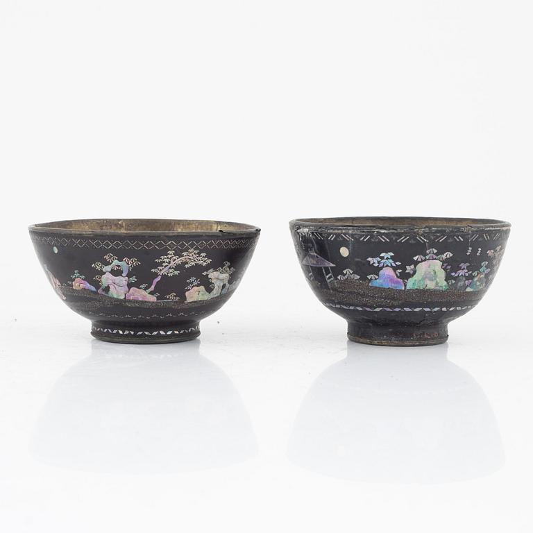 A pair of Chinese laque burgauté bowls, Qing dynasty, 18th century.