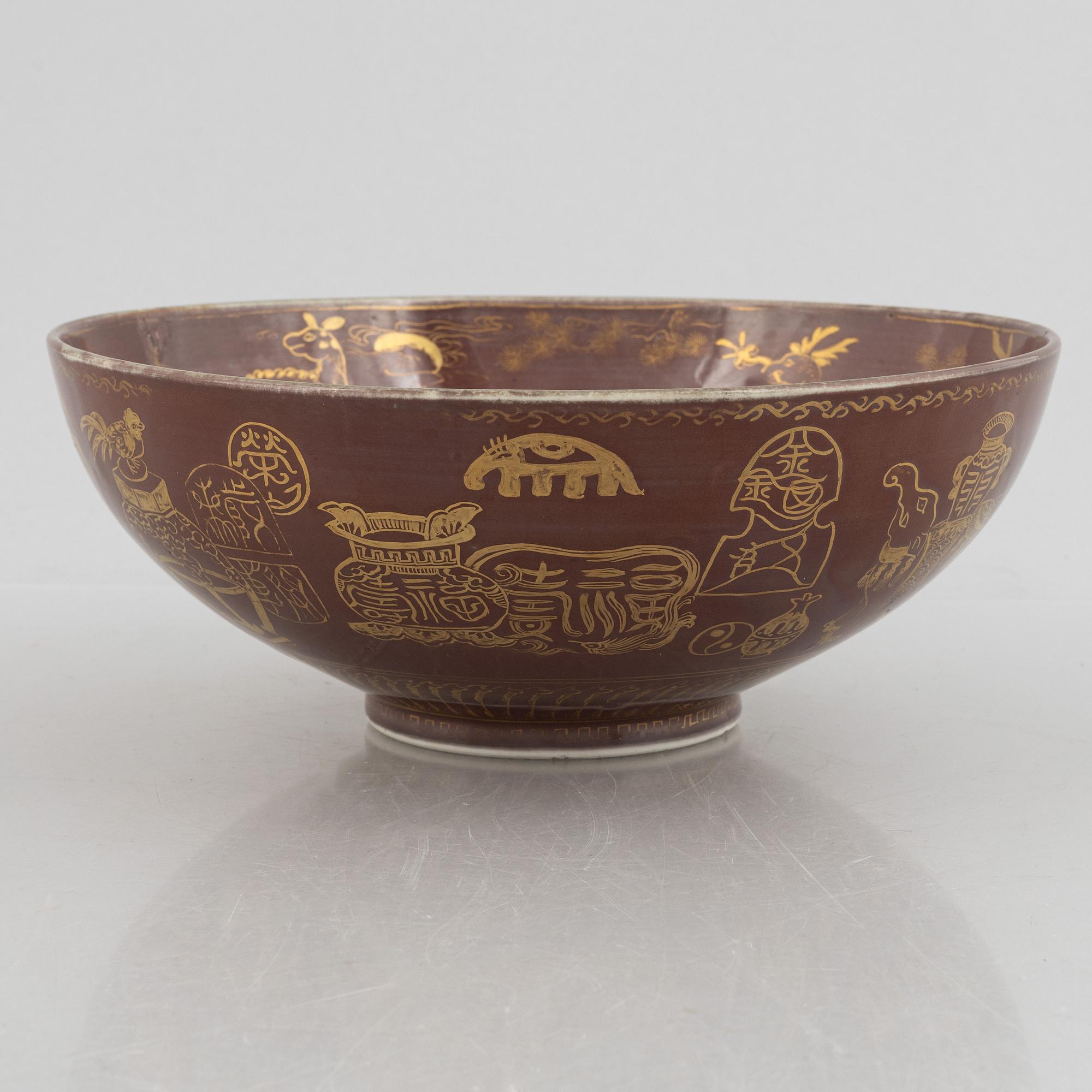 A brown glazed bowl with gilded decoration of animals and antiques, Qing dynasty, 19th century.