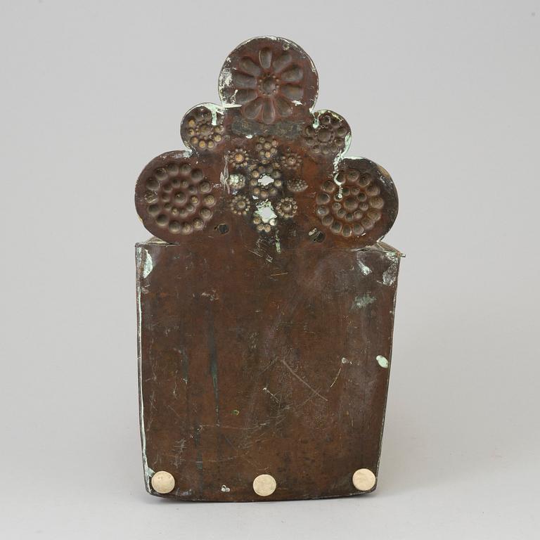 A LATE 18TH CENTURY BRASS WALL MOUNTED WATER CONTAINER.