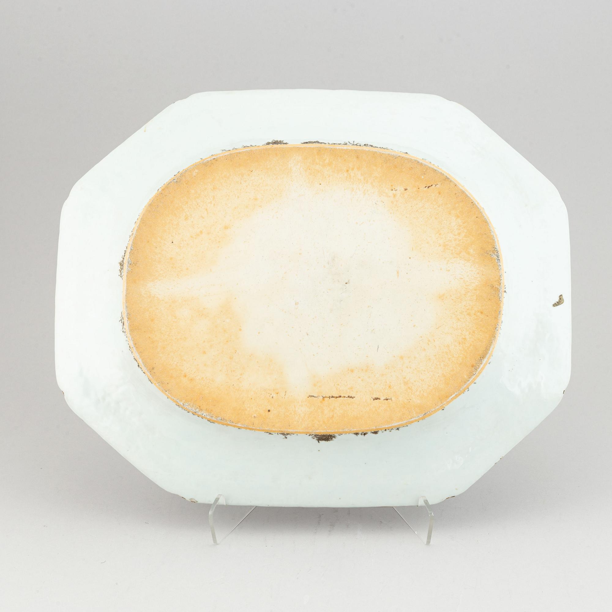 A blue and white and clobbered export porcelain serving dish, Qing dynasty, 19th century.