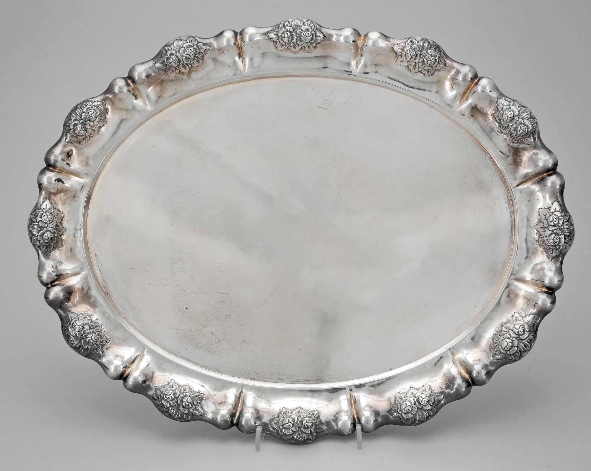 BRICKA, silver, otydliga stämplar, troligen Österrike, 1800/1900-tal. Vikt ca 800 gram.