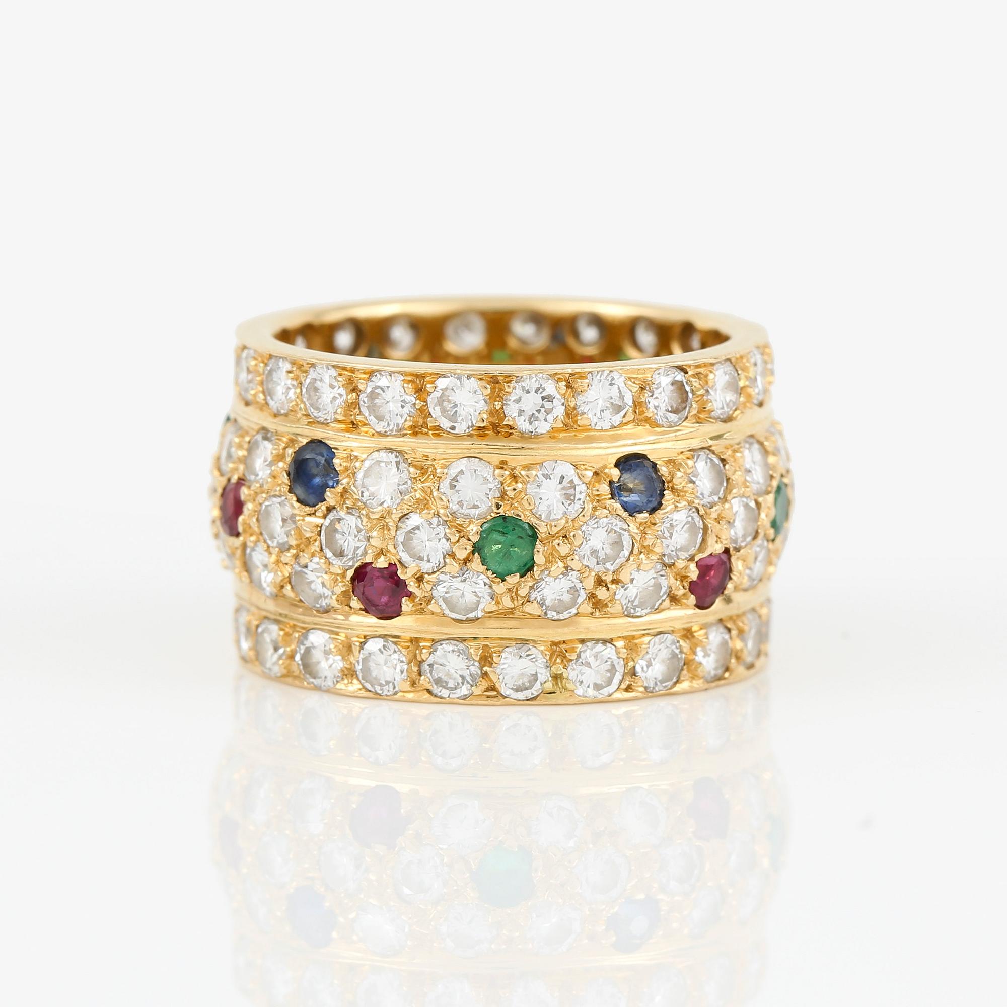 RING, Cartier, 18K guld med 80 st briljantslipade diamanter tot ca 2,40 ct, rubiner, smaragder och safirer. Vikt 6,5 g.