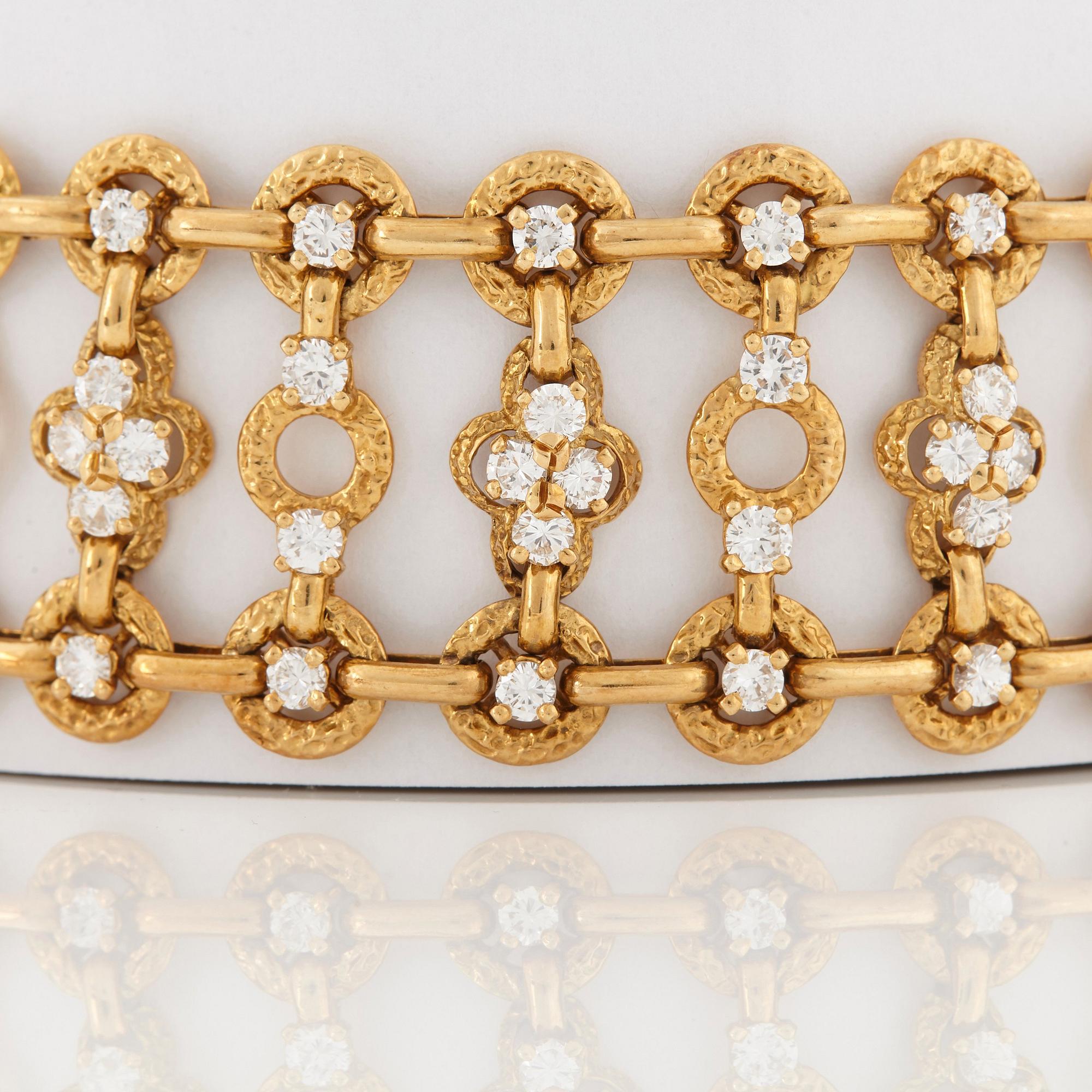 A Van Cleef et Arpels necklace in 18K gold set with round brilliant-cut diamonds, possibly a special order.