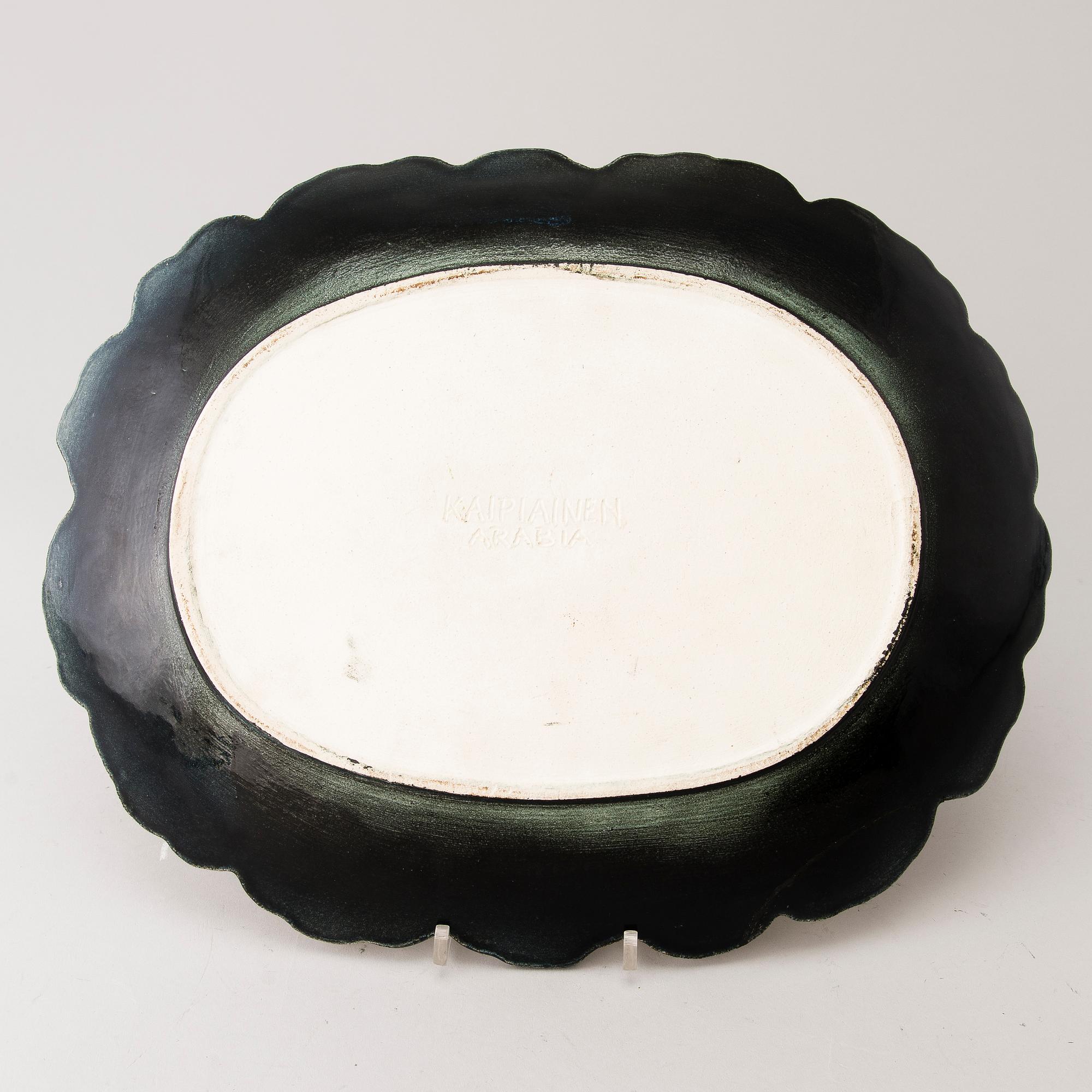 Birger Kaipiainen, A stoneware dish signed Kaipiainen, Arabia.