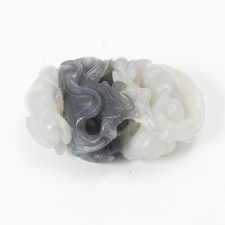 Bälteshake samt amulett och ask, nefrit och sten, Qingdynastin.