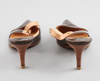 PUMPS, ett par. Louis Vuitton.