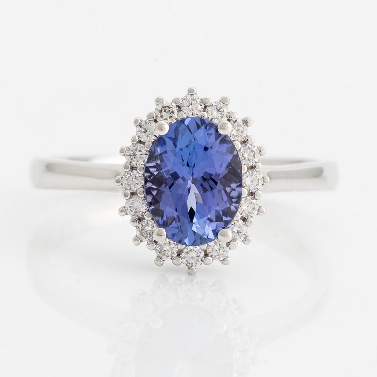 Ring 18K guld med en fasettslipad tanzant och runda briljantslipade diamanter.