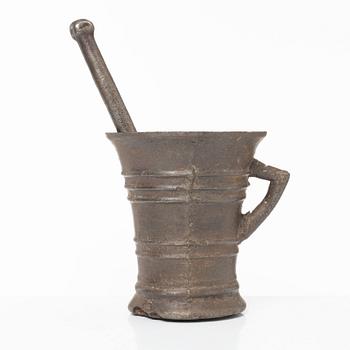 A Gothic-type cast-iron mortar and pestle, 17th / 18th century.