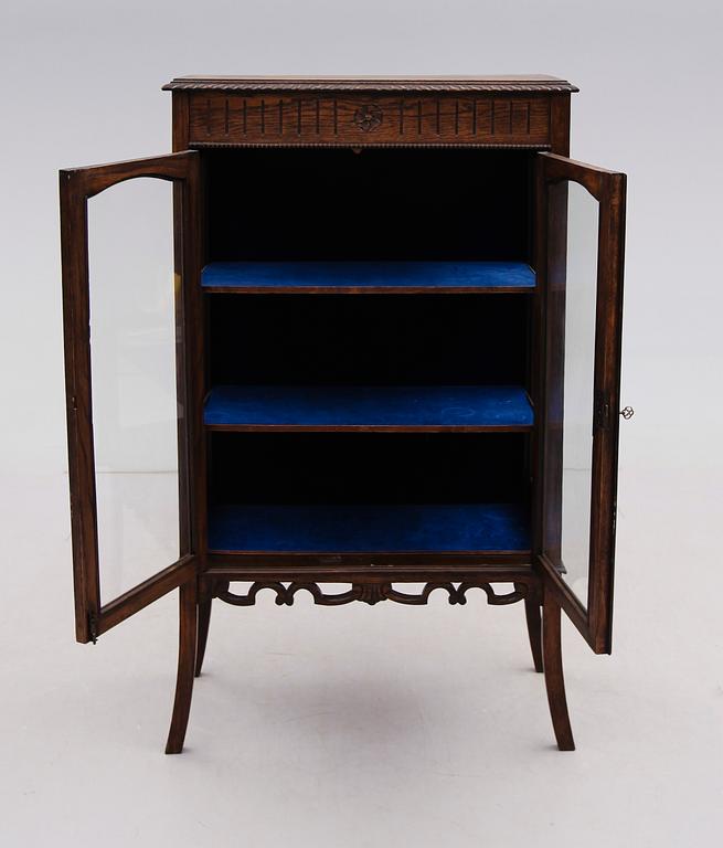 VITRINSKÅP, 1900-talets första hälft.