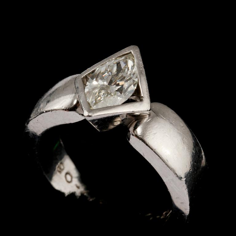 RING, platina med navetteslipad diamant, ca 0.90 ct, Gunnar Fahlström, Stockholm, 2007. Vikt 14 g.