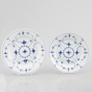 Servisdelar, 86 st, porslin, "Musselmalet", Royal Copenhagen, Danmark, varierande åldrar; 1900-tal & några äldre delar.